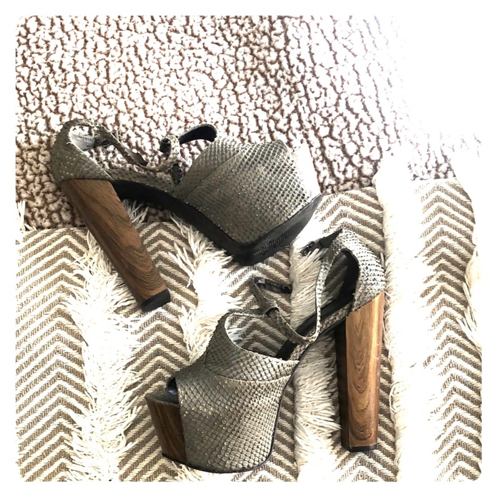 Textured Reptile Platform Pumps